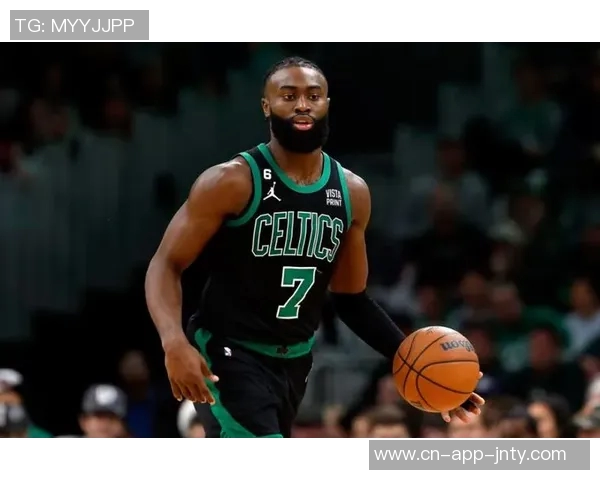 杰伦布朗左腿筋紧张状态不明绿军官方宣布回归存疑