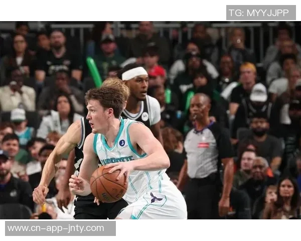 克尼佩尔半场表现亮眼三分球命中率高积极拼抢前场篮板贡献10分