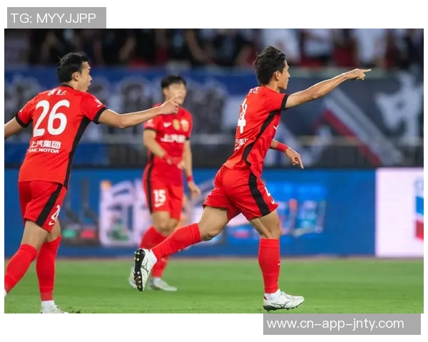 上海海港队昨晚重新集结开启为期三周的海外冬训拉练新征程 上海海港队昨晚重新集结开启为期三周的海外冬训拉练新征程